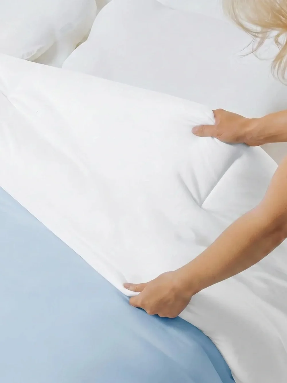 NIB - Mellow - MarshMellow Comforter - Baby Blue